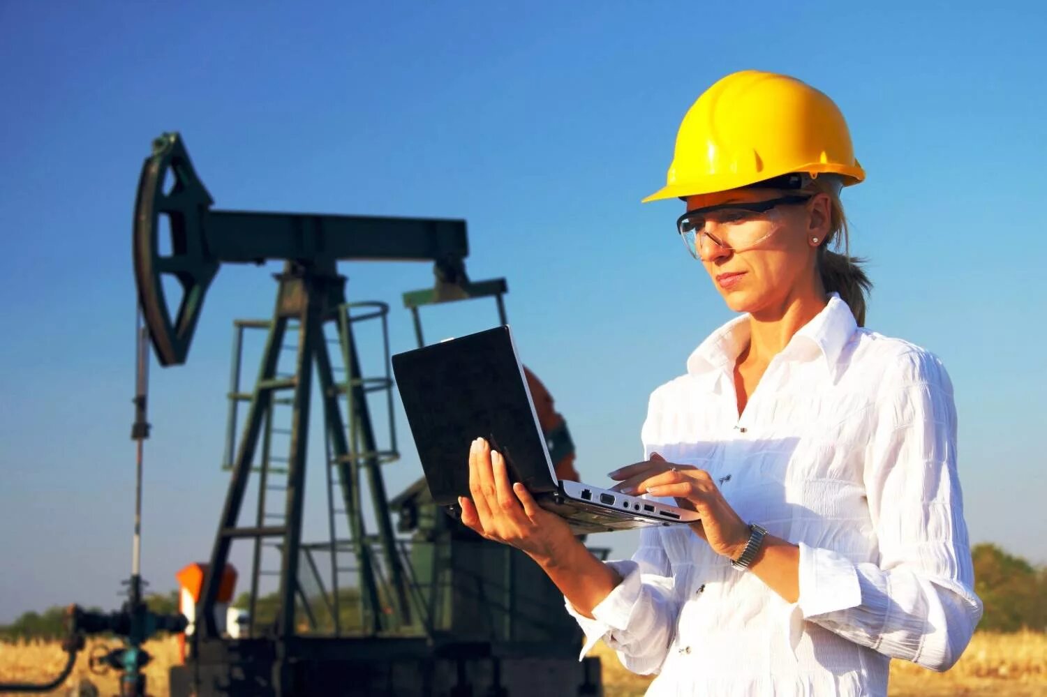 Engineering professions. Геолог Нефтяник. Нефтяник профессия. Женщина Нефтяник. Инженер Нефтяник профессия.