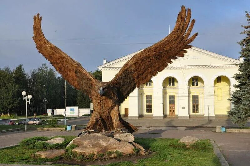 Орел крошка. Город Орел вокзал. Статуя орла в городе Орел. Орел памятник на ЖД вокзале. Город Орел памятник Орлу.