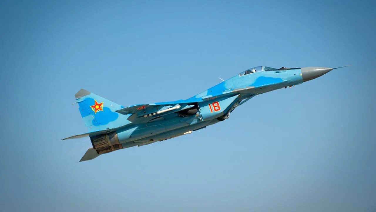 Авиадартс 2016. Су-27 пилотажная группа "русские витязи. Самолеты 7 мая. 9 мая самолеты. Самолет в сопровождении истребителей.