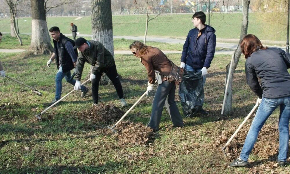 Субботник во 2 классе. Субботник в орле. Люди на субботнике. Уборка субботник. Субботник в парке.