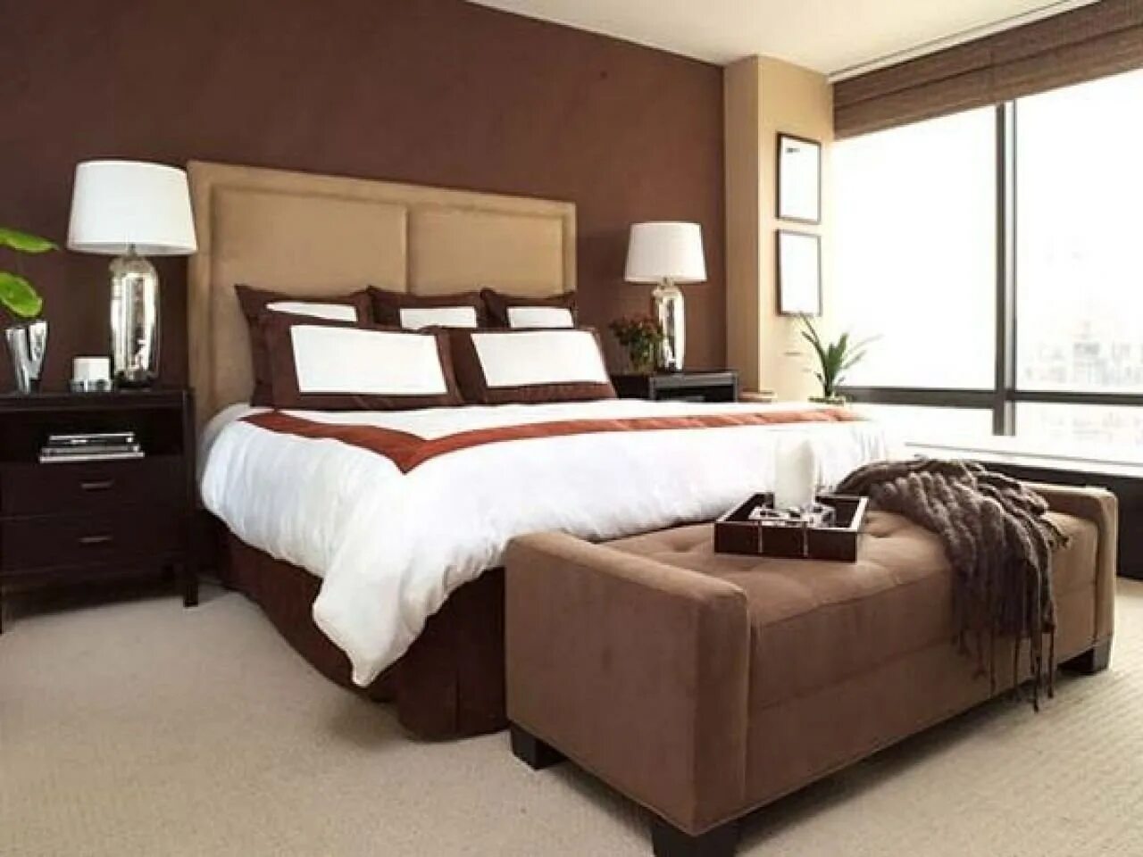 Спальня в коричневых тонах. Спальня в коричневом цвете. Коричневые стены в спальне. Коричневые обои в спальне.