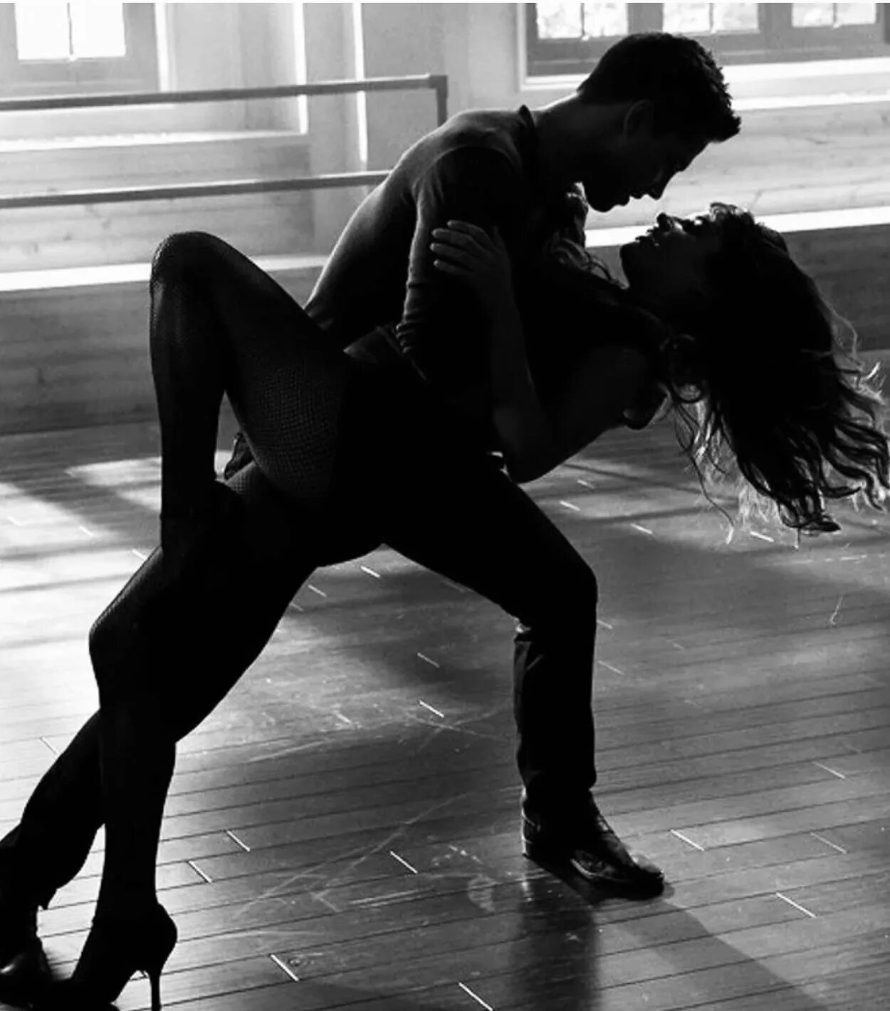 Где мужчина танцует. Девушка танцует. Парень и девушка танцуют. Поцелуй в танце. Танец страсти.