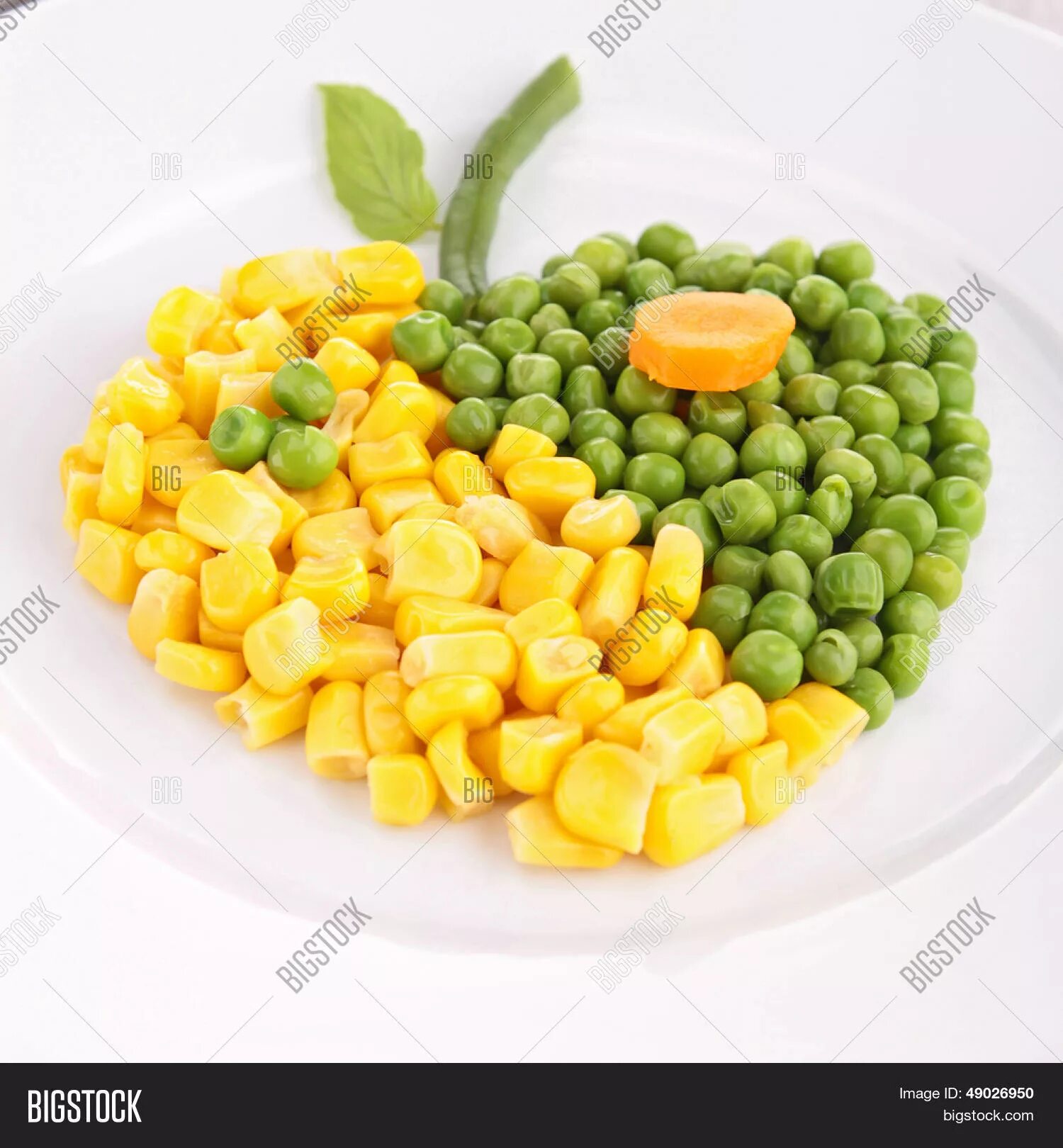 Зеленый горошек и кукуруза. Горошек и кукуруза на тарелке. Кукурузный горошек. Консервированный горошек кукуруза. Кукуруза или горох