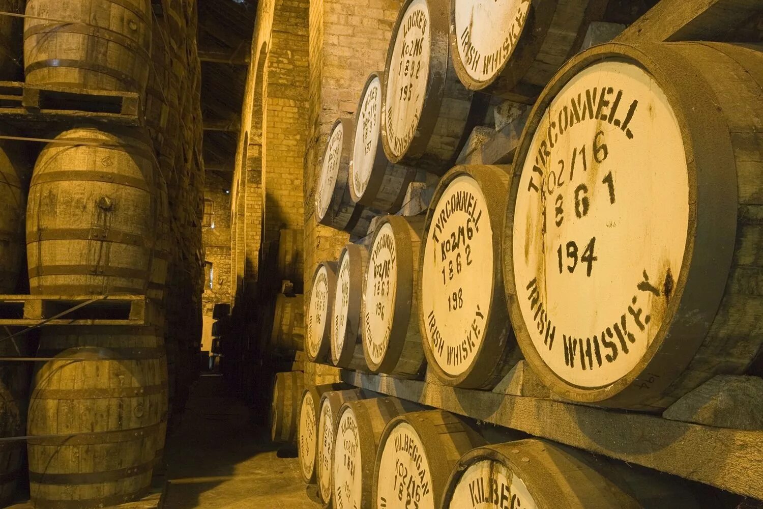Бочки для выдержки виски. Tyrconnell irish whiskey. Выдержка шотландского виски. Выдержка шотландского виски. Бочки бушмилс.