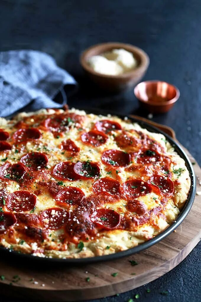 Пицца с тертой моцареллой. Растительная пицца. Длинная пицца. Огромная пицца маргарита эстетика. Пицца артисан.