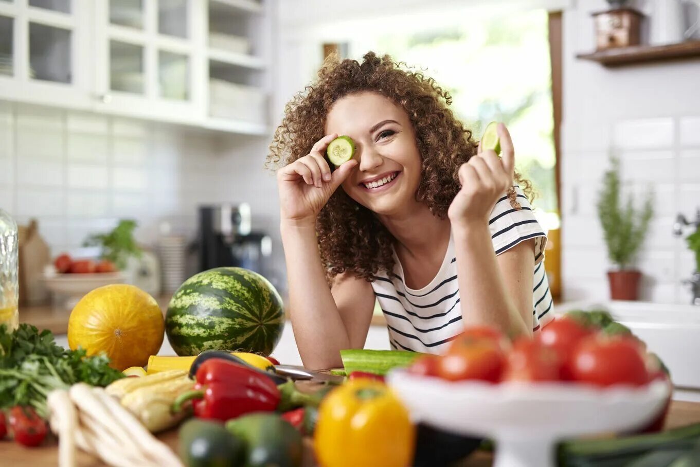 A person a vegetarian. Наслаждение едой. Девушка с салатом. Девушка ест салат. A person a vegetarian.