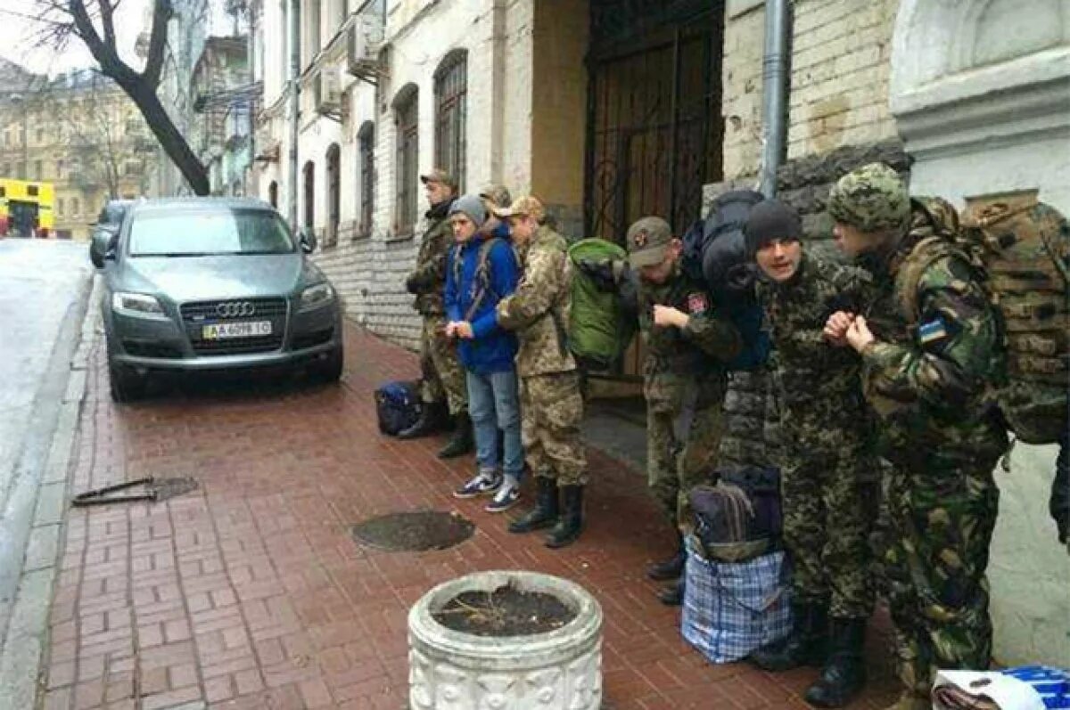 Мобилизация в сша. Новобранцы украины. Видео мобилизации украинца с ребенком. Видео мобилизации украинца с ребенком. Мобилизация.