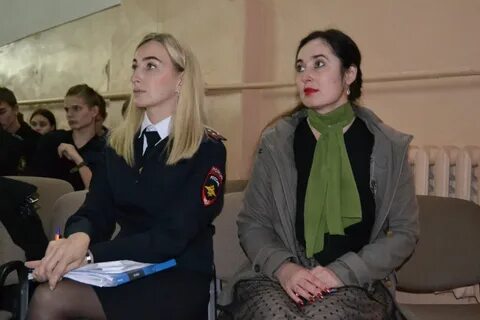 Сотрудник полиции принимает