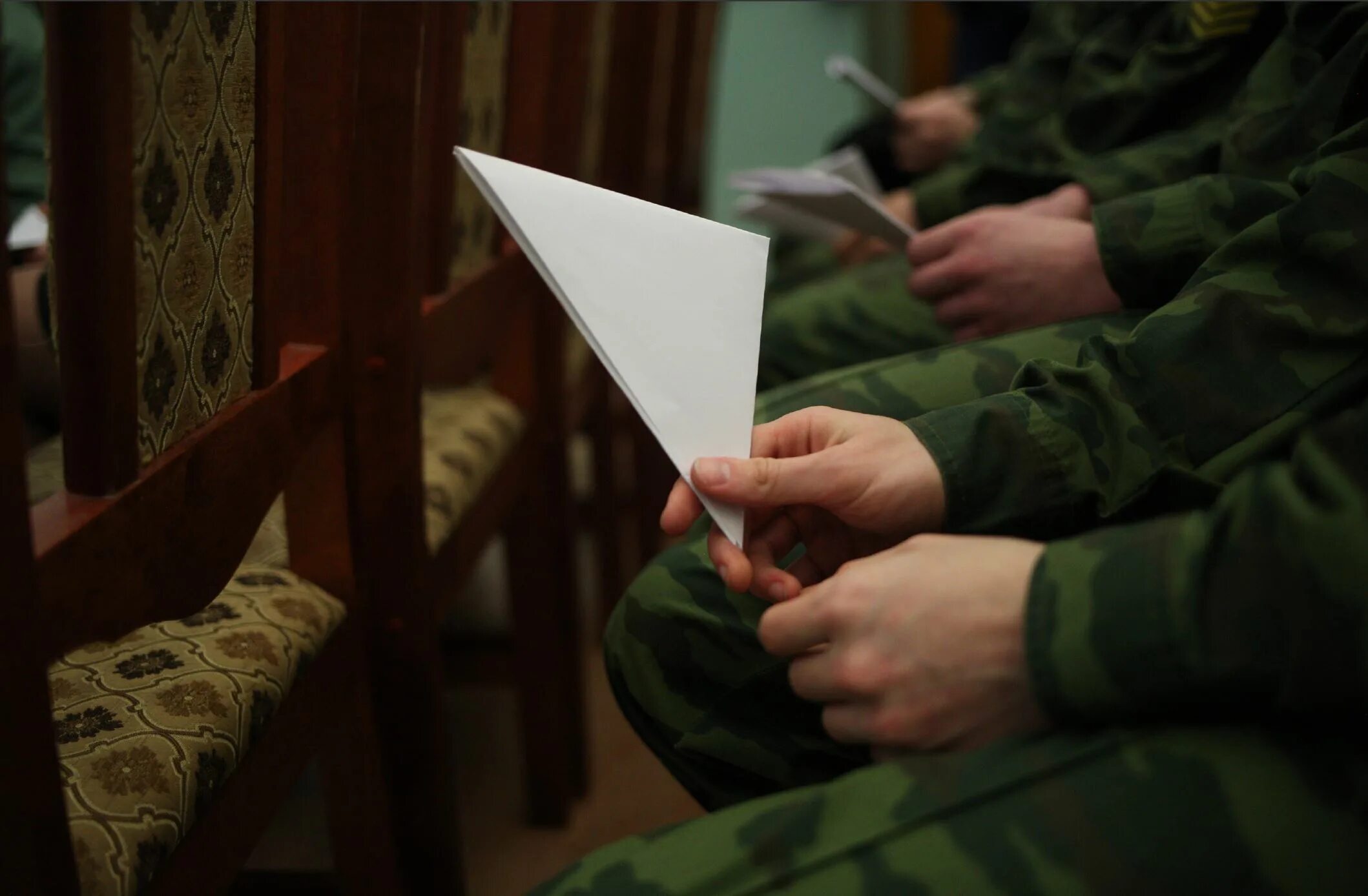 Читать курсант 1. Солдат читает письмо. Солдат России читает письмо. Военнослужащий читает письмо. Российский солдат читает письмо.