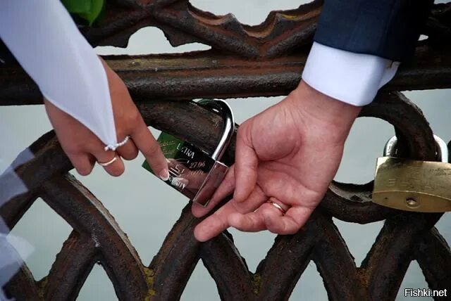 Реклама верность. Смешные картинки про верность. пояс верности металл. супруги хранят верность. верность жене.