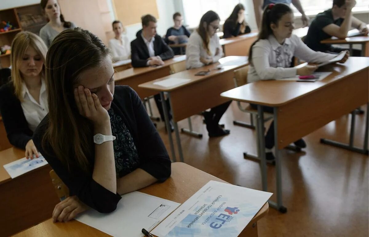 Будут ли экзамены в школе. Школьники на экзамене. ОГЭ ученики. Ученики сдают ЕГЭ. Школьники на ЕГЭ.