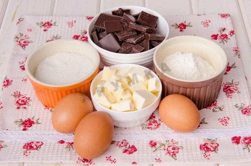 Шоколадное сливочное масло. Яйца масло мука сахар. Яйца сахар шоколад. Сладости из яиц и сахара и муки.