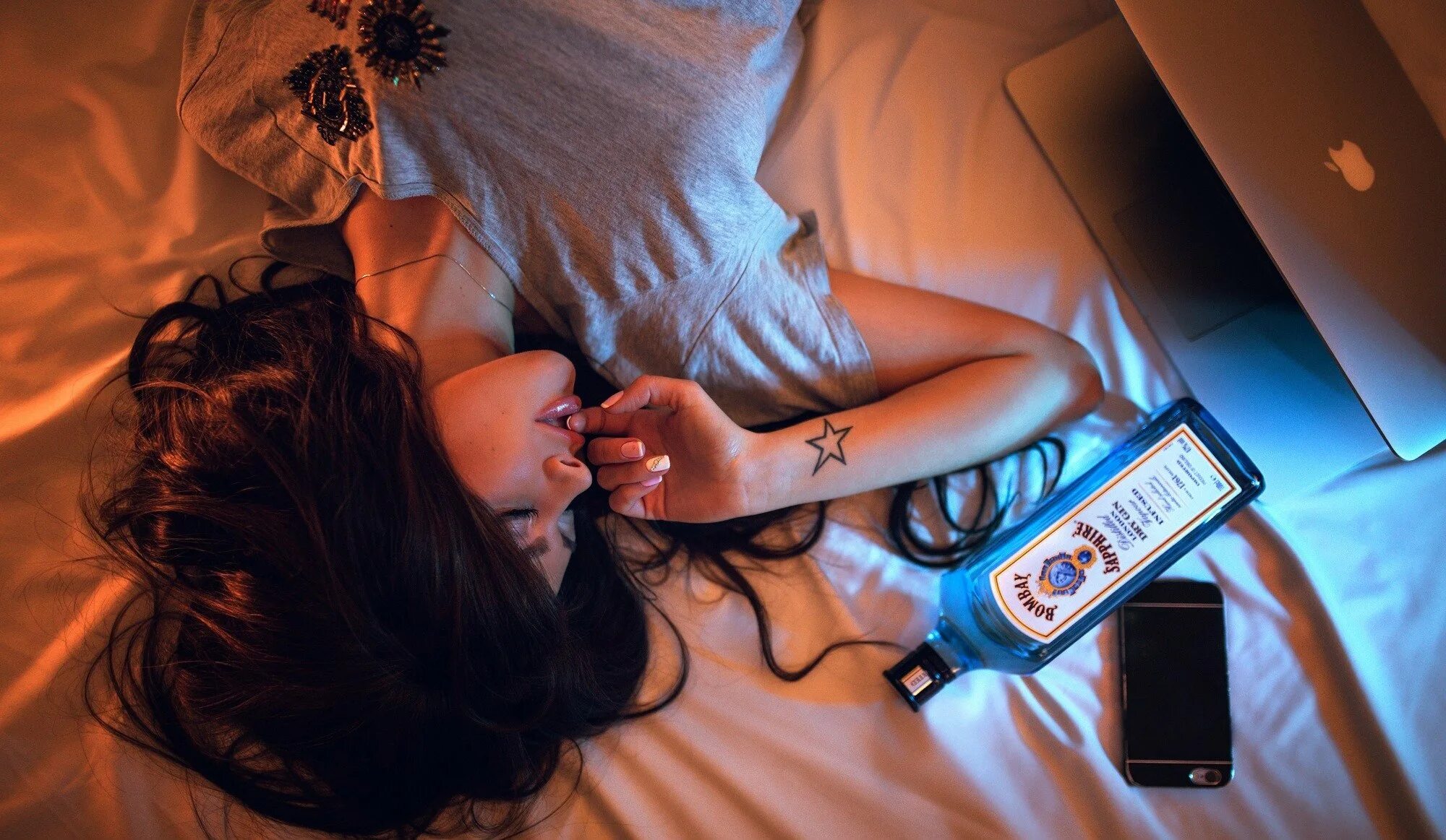 Пьяная ночь гудзон калашникофф ремикс. Девочка пьяные ночи. Парень на диване с сигаретой. Девочка пьяные ночи. Компания подростков на улице вечером.