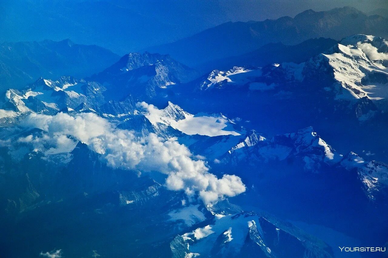 Гори голубым цветом. Снежные горы голубое небо. Горы на синем фоне. Горы и синее небо. Гори голубым цветом.