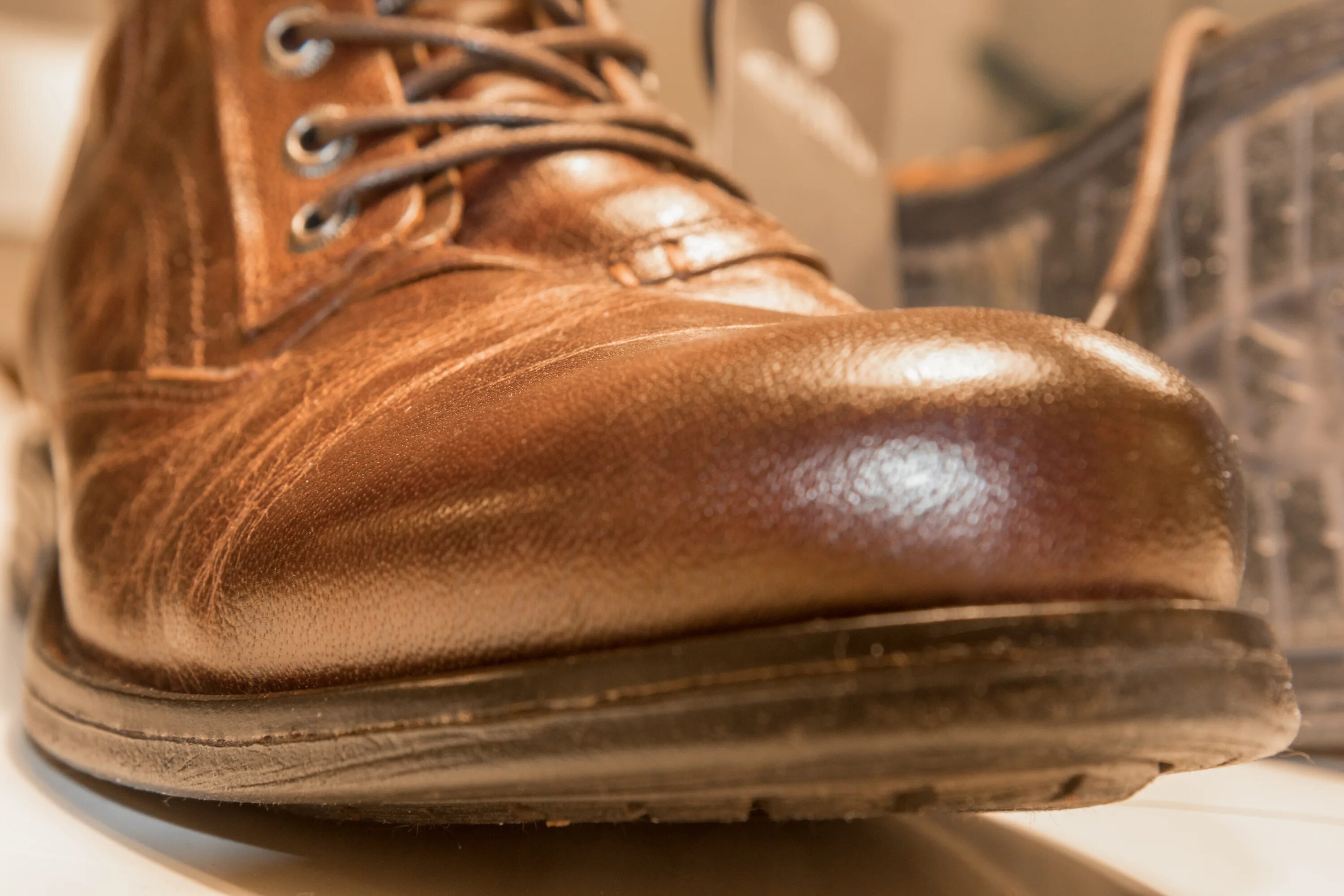 Отклеилась подошва на обуви. Приклей ботинки. Клей для подошвы обуви профессиональный. Заклейка дырки в подошве. Приклей ботинки.