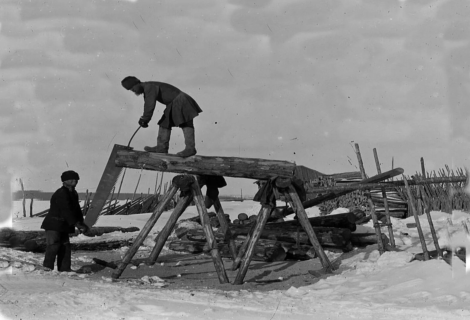 История плотниковы. Артель Плотников 19 век. Пилорам 1940-е. Лесопилка 20 века. Лесопилка 19 века.