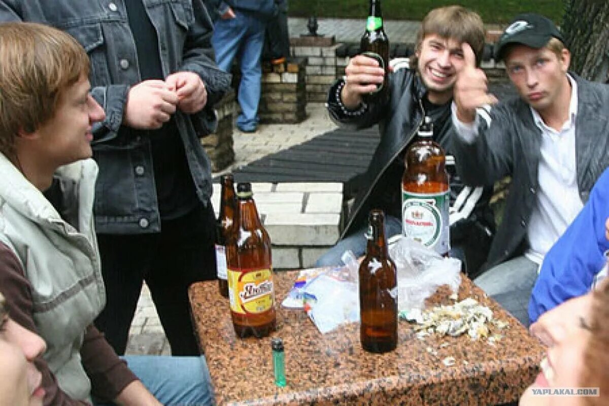 Русские мужики пьют. Молодежь бухает. Подростки пьют на улице. Молодежь с пивом.