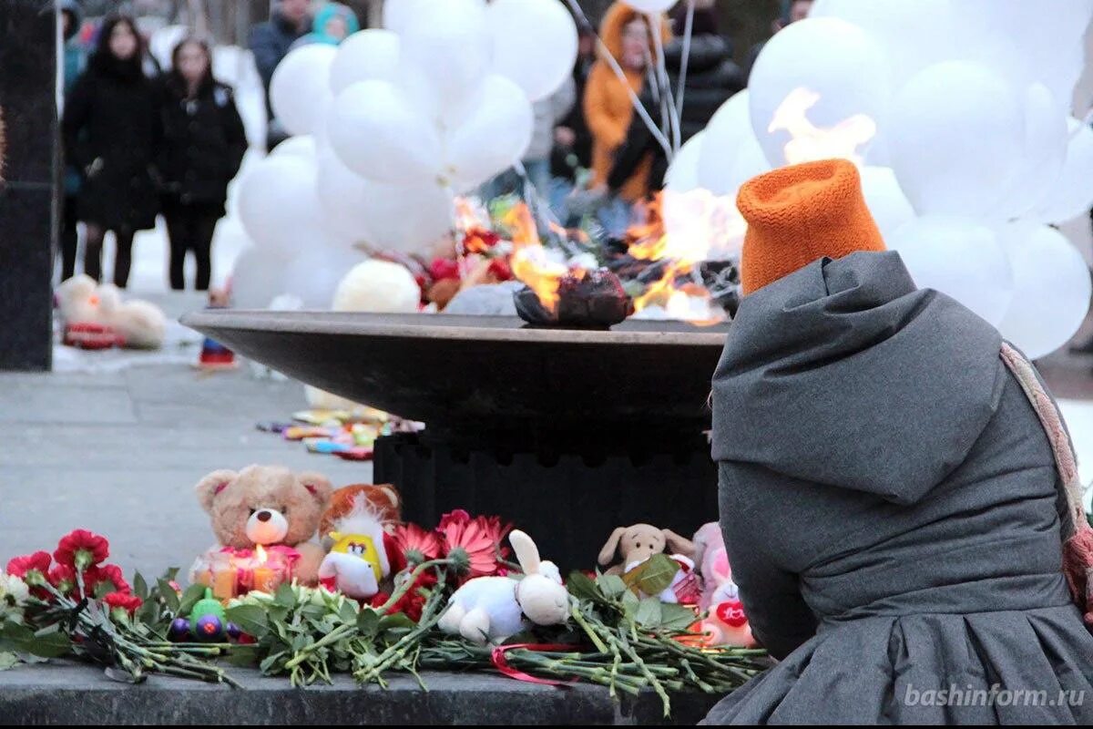 Траур фото. Траур по погибшим в Кемерово. День траура. День траура в России. Международный траур