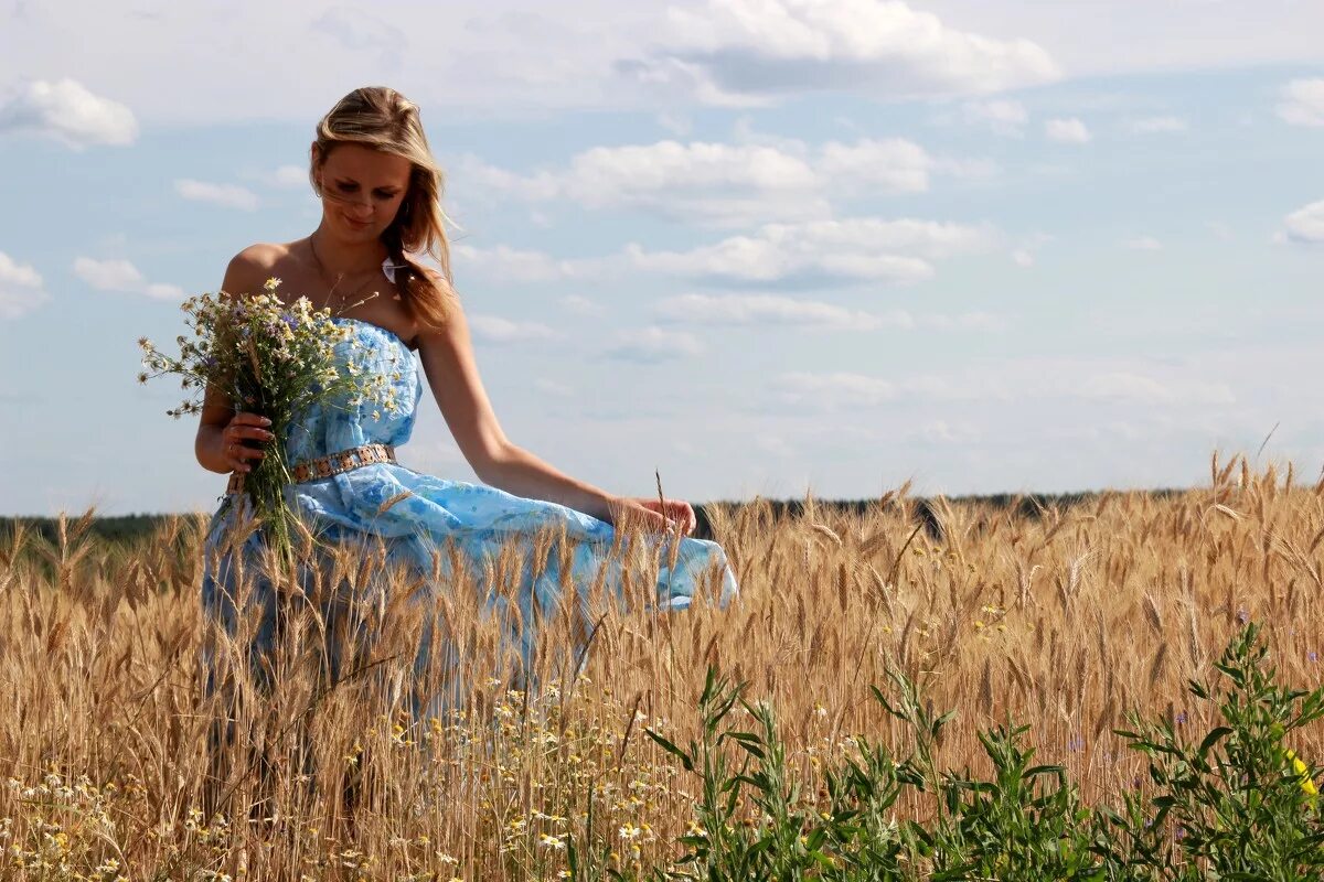 Человек в поле с высокой травой. Ребенок в поле пшеницы. Счастливая девушка в поле. Девушка в поле. Мальчик в поле.