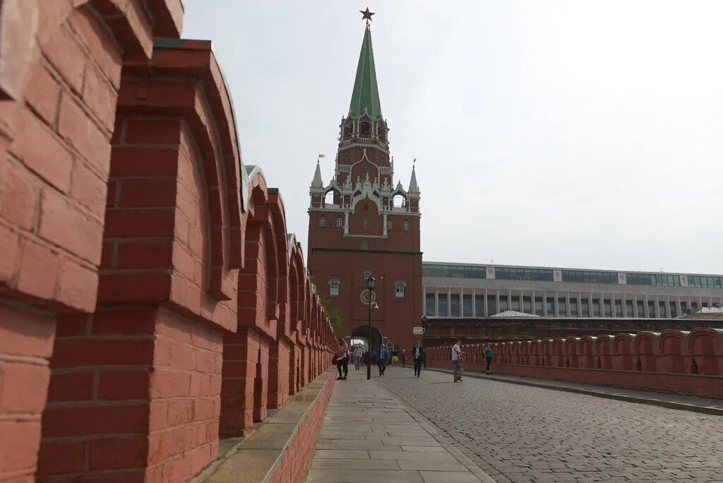 Микрополь возле стен Кремля в Москве. Кремлевский дворик Москва. Кремлевская стена вблизи. Постройки внутри кремлевской стены.