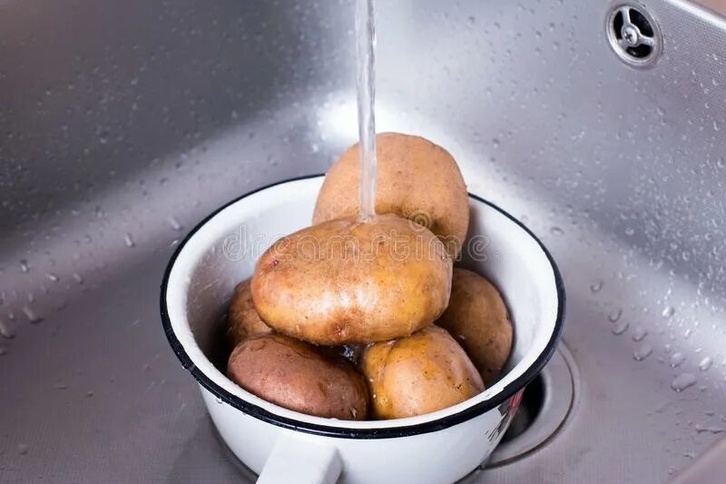Можно ли есть мерзлую картошку. Картошка в воде. замоченная в воде картошка. картофель после замораживания. если заморозить картошку в морозилке.
