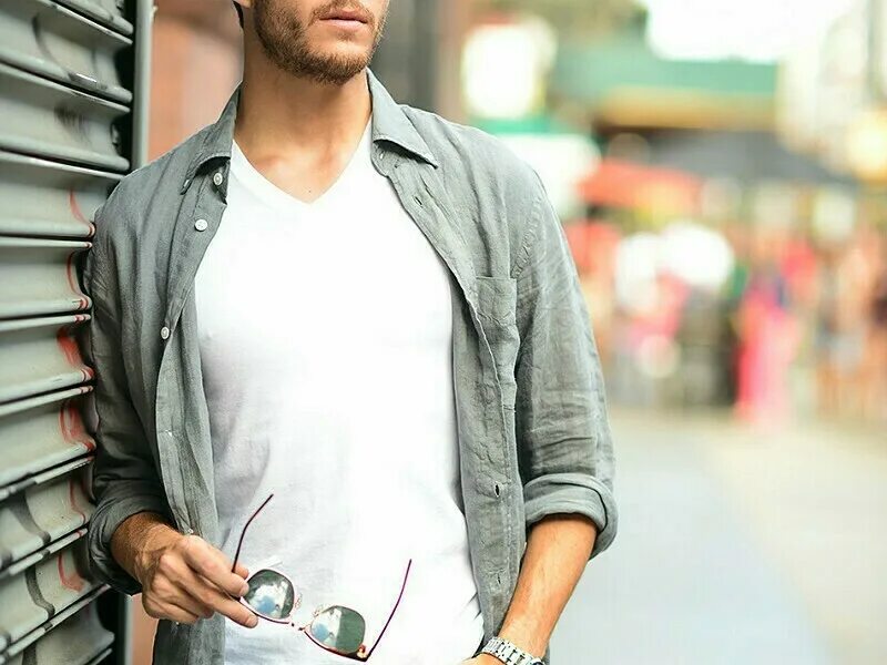 Мужчина в рубашке. Футболка под рубашку. Футболка под рубашку. Рубашка мужская. Футболка под рубашкой для мужчин.