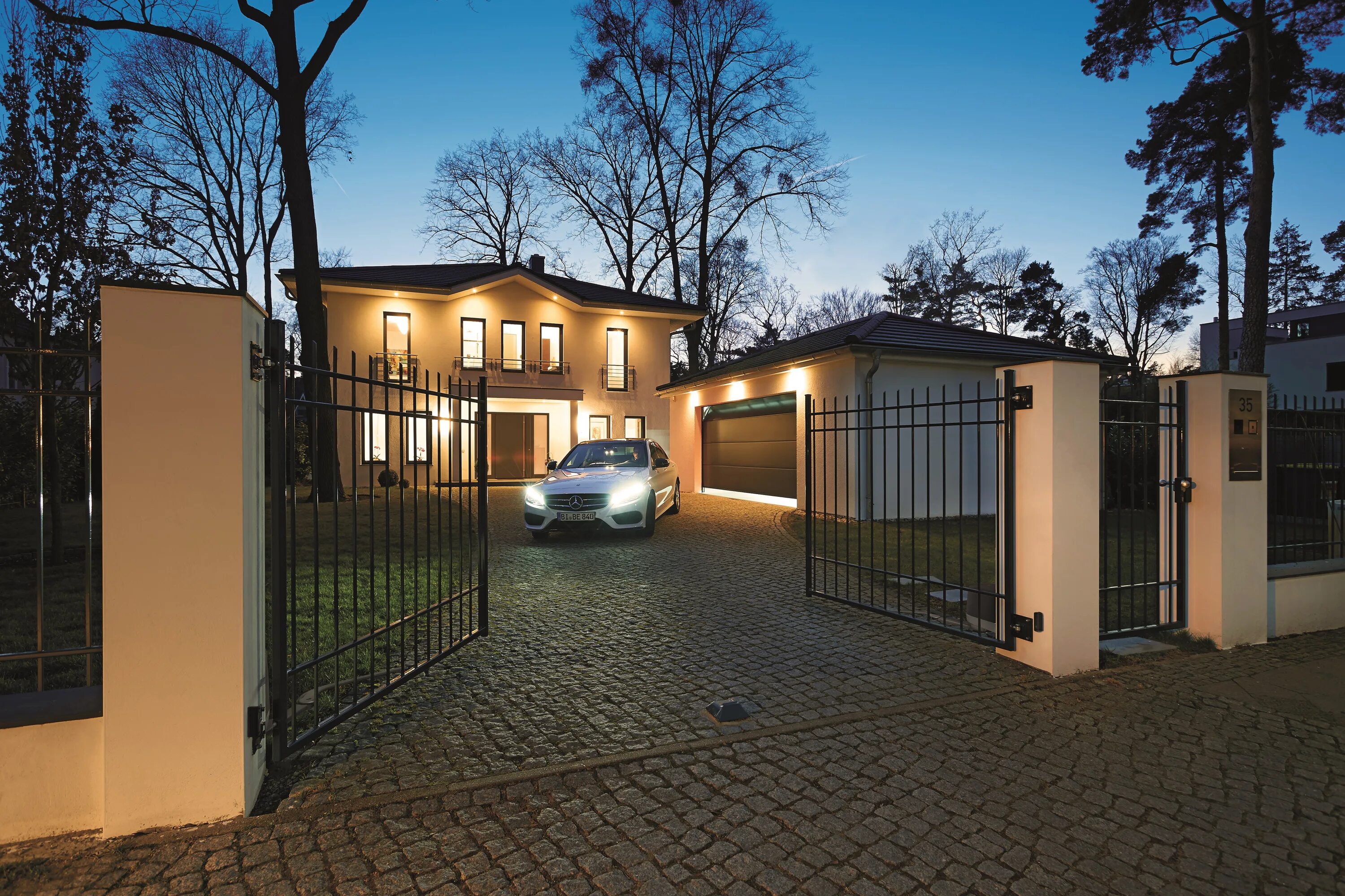 Складные ворота hormann. Филенка херман. Ворота гаража на линии забора. Распашные ворота ryterna. Hörmann секционные ворота.