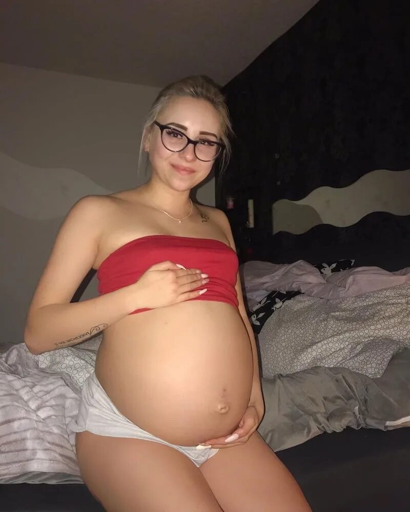 Round belly. Teen pregnant в одних трусиках. Pregnant at 16 with bare belly. Young pregnant belly 14 15.