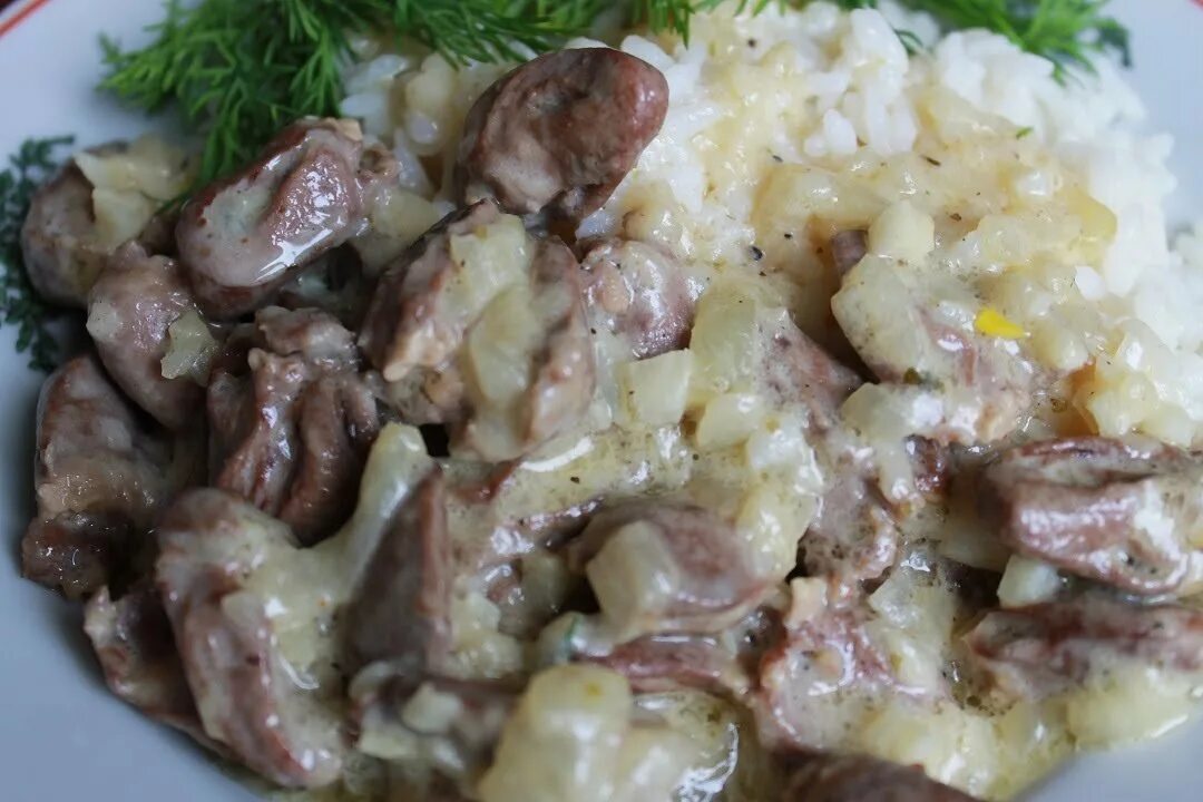 Куриные сердечки в сметане в мультиварке рецепт. Куриные сердечки в сметане. куриные сердечки тушеные в сметане. сердце куриное тушеное. куриные сердечки в сметанном.