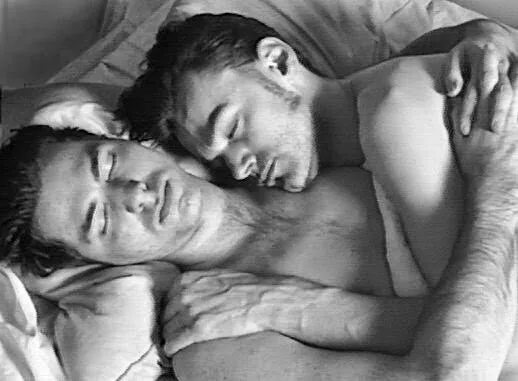 Сон с другом. Два парня спят. Мужики обнимаются в постели. Два мужчины в кровати. Парни спят в обнимку.