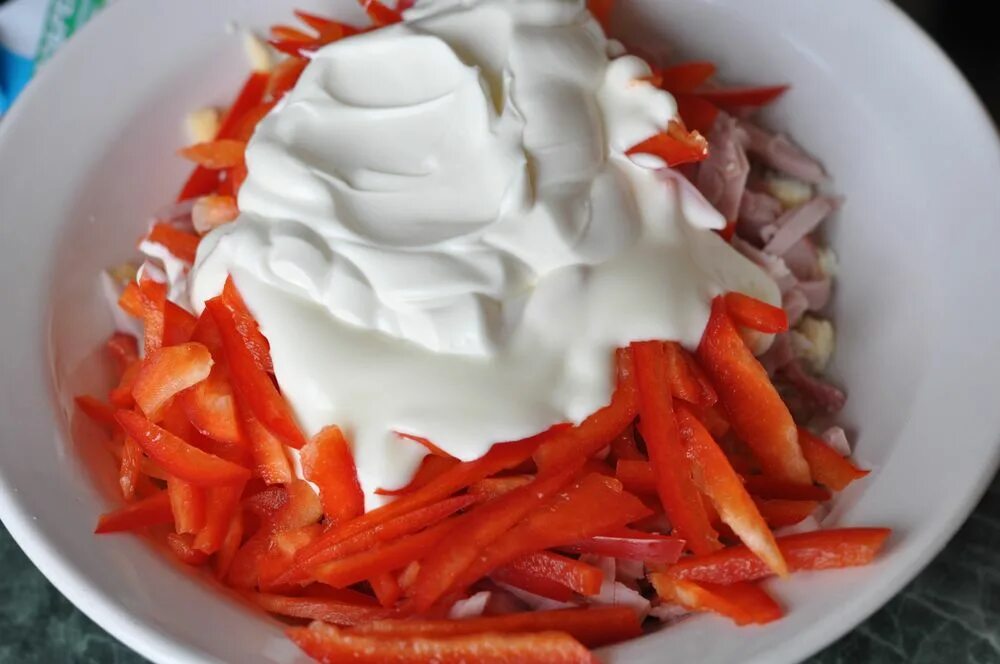 Майонез с болгарским перцем. Салат шедевр с курицей. Крабовый салат с болгарским перцем. Майонезный салат с перцем. Салат с мясом и болгарским перцем слоями.