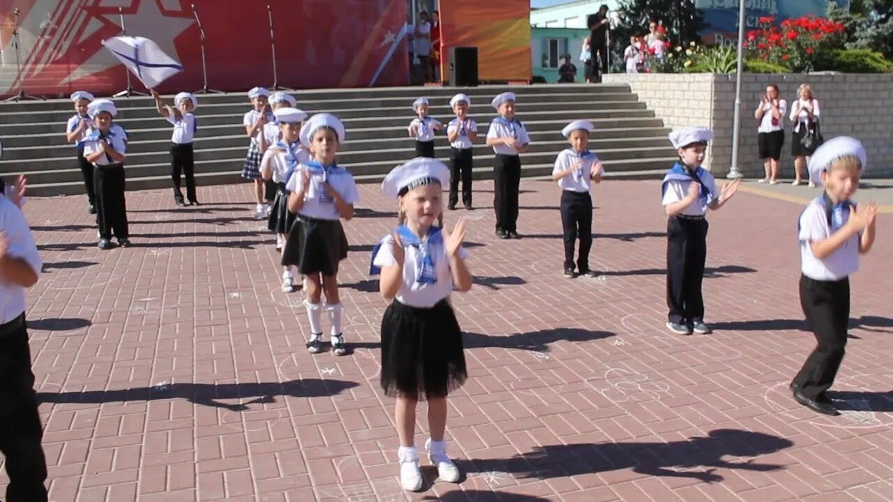 На палубе матросы танец. Танец на палубе дети. Флешмоб танец моряков. Танец морячка в детском саду. Матрос танец на палубе.