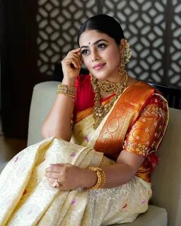 Actress Shamna Kasim looks elegant in Traditional Saree 