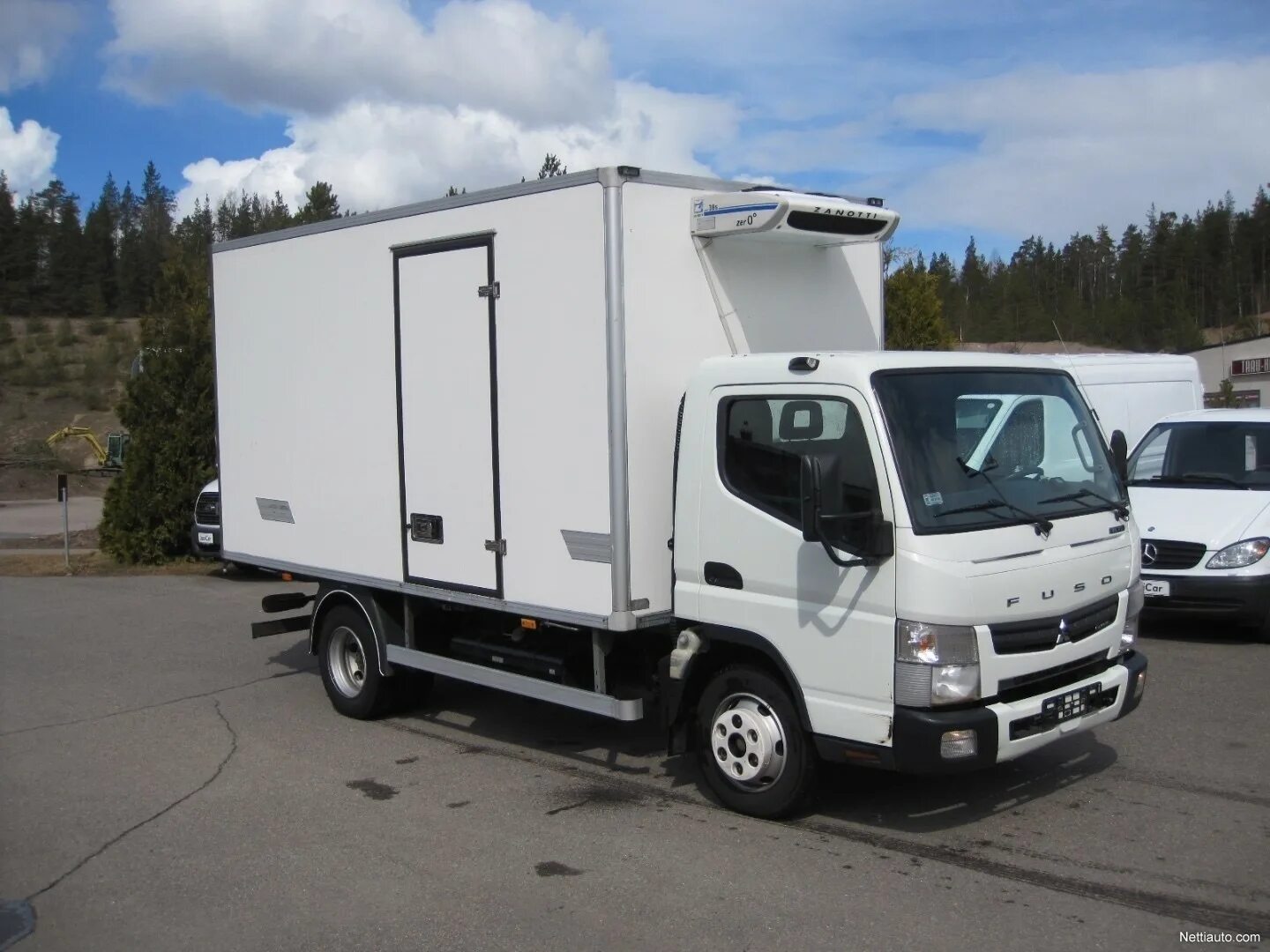 Купить рефрижератор в крае. Mitsubishi Fuso Canter рефрижератор. Митсубиси Фусо Кантер рефрижератор. Фургоны Mitsubishi Fuso Canter 7. Fuso Canter 7,5 рефрижератор.