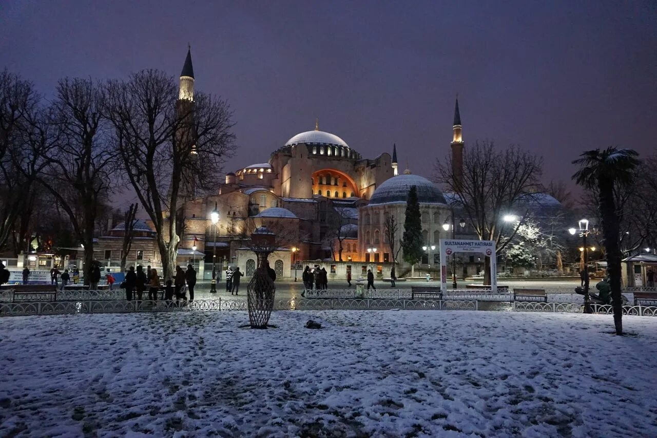 Снег в турции 2022. Турцию засыпало снегом 2022. Ая софия с босфора ночью. Стамбул зимой. Турция снегопад 2022.