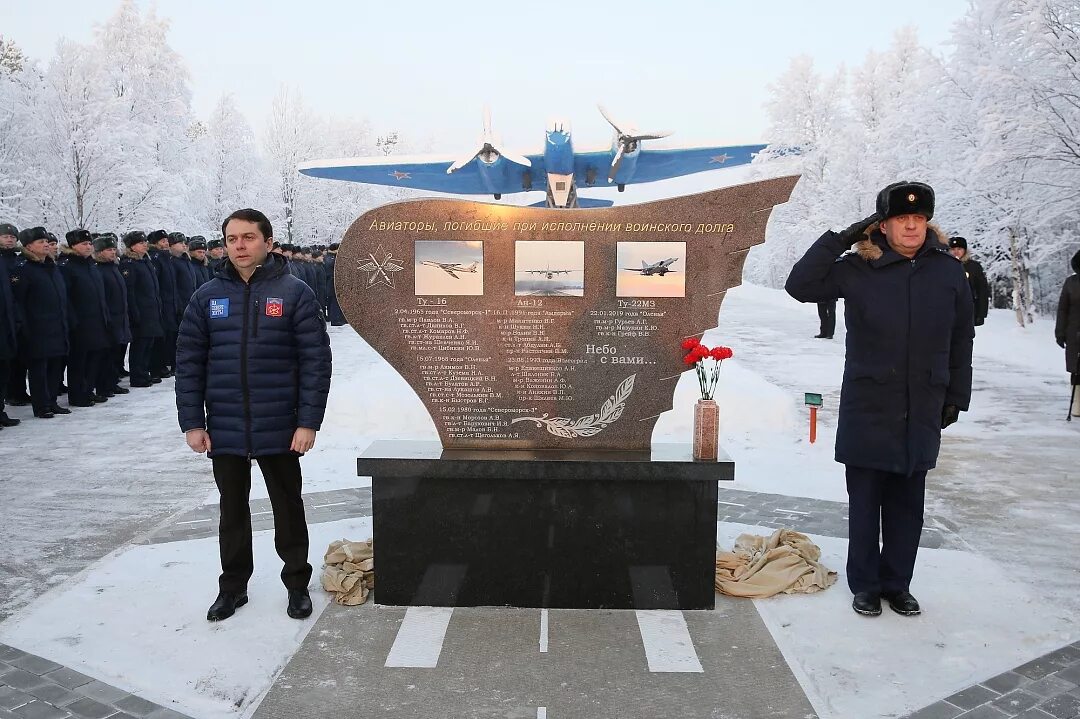 Поселок высокий Оленегорск. Высокий Мурманская область памятник погибшим летчикам. Оленегорск Мурманская область поселок высокий. П высокий Мурманская область Военная часть.