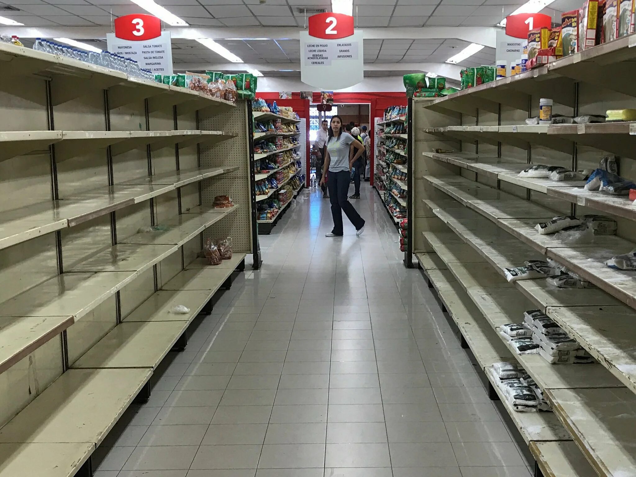 Пустые продукты. Пустые полки в продуктовом магазине. пустые полки супермаркета. пустой магазин. полки супермаркета.