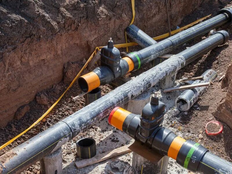 Подземные трубы. Подземный трубопровод. Цокольный ввод газопровода. Врезка в водопровод. Обследование подземного газопровода.
