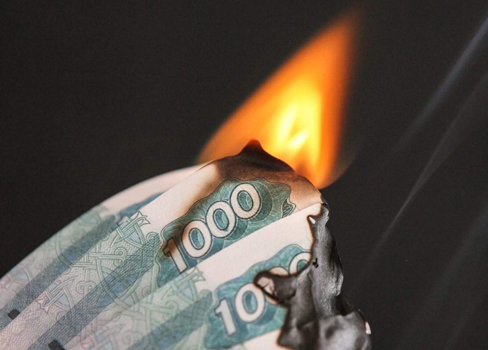 Поджог деньги. Деньги сгорают. сжигает деньги.