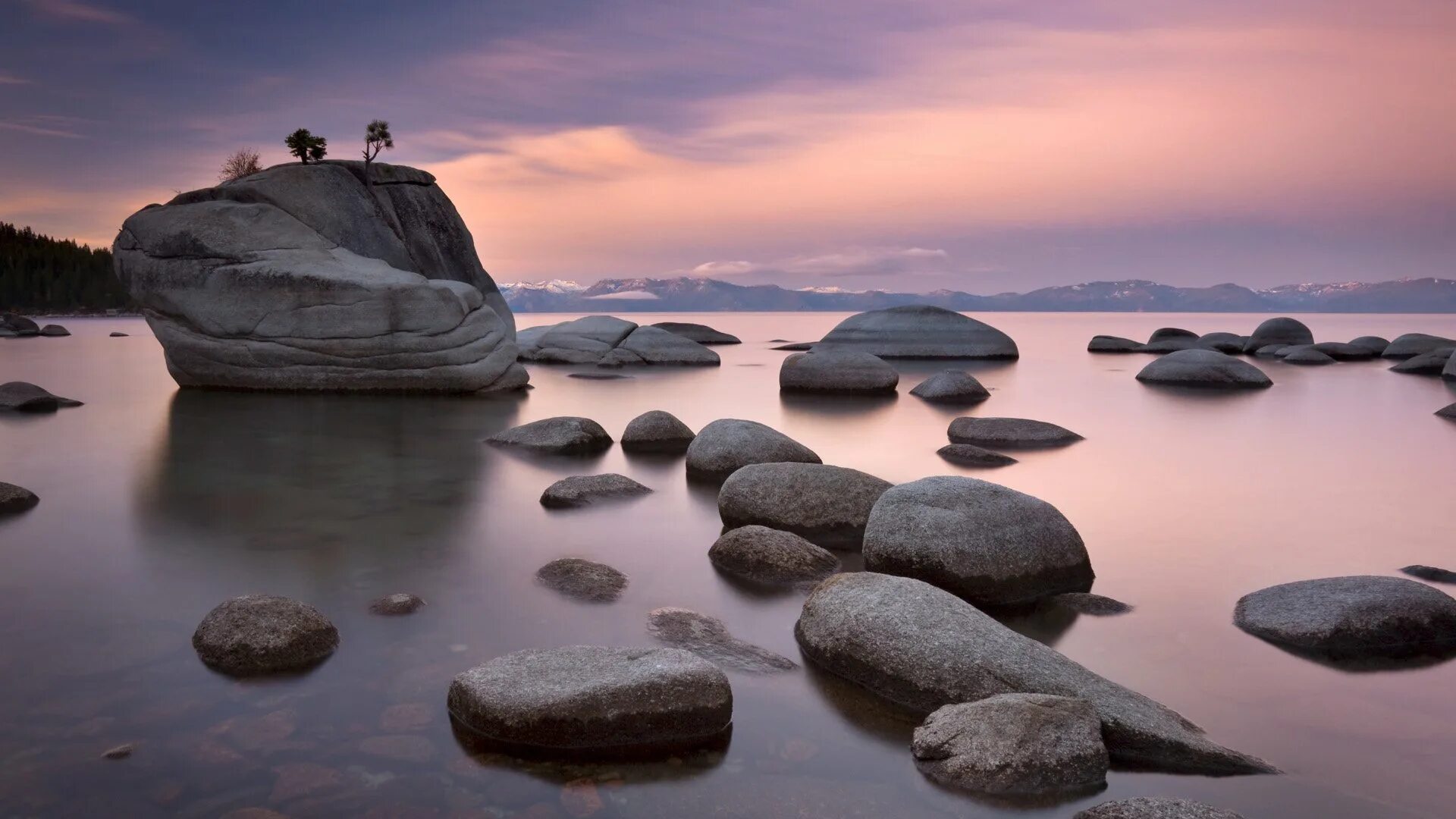 Stone photo. Камни на озере Тахо. Валун в воде. Пейзаж на Камне. Красивые камни.