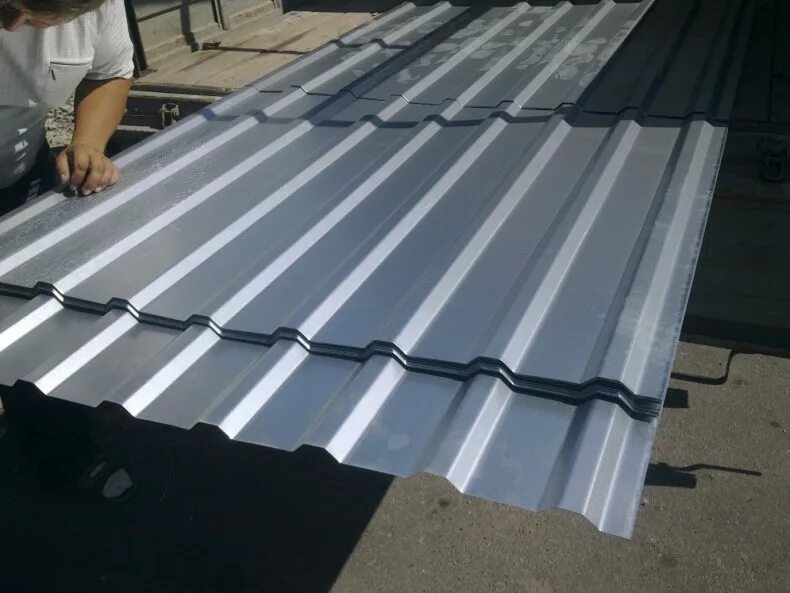 Профлист мп20 на кровле. Оцинкованный профлист на крышу. Профлист с10, оцинкованный. Оцинкованный профлист на крышу. Профнастил мп18 волна.