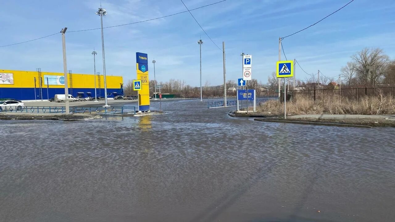 Орск на реке стоит город. Река Елшанка Орск. Затопило ленту в Орске. Наводнение в Орске. Орск потоп.