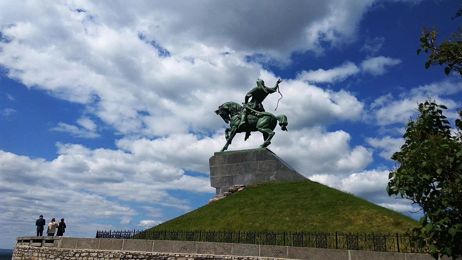 Уфа и окрестности. Салават Юлаев памятник в Уфе. Салават Юлаев памятник Республика Башкортостан. Памятник Салавату Юлаеву в Салавате. Город Уфа памятник Салавату Юлаеву.