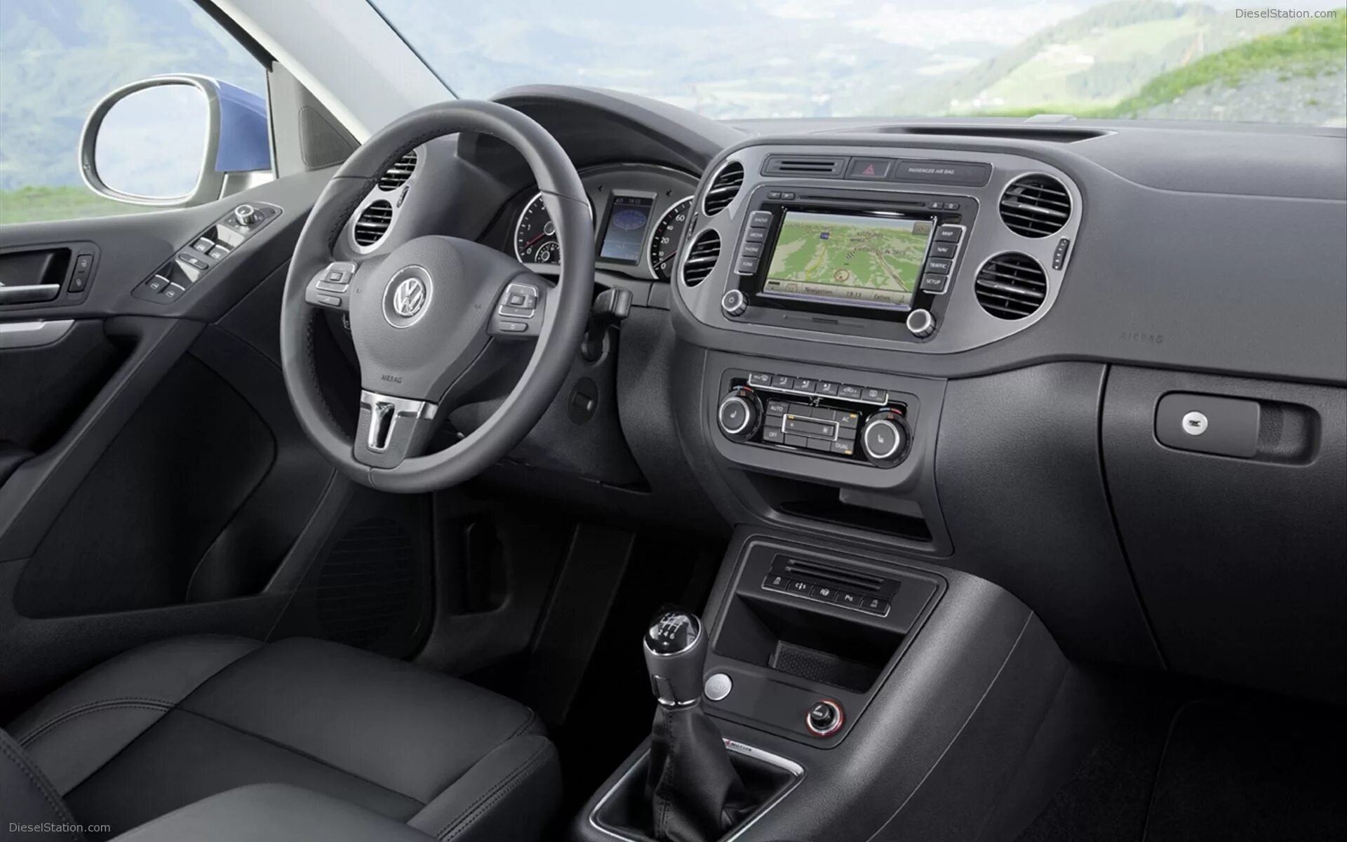 Volkswagen tiguan салон. Tiguan 2011 салон. Volkswagen Tiguan 2012 Interior. Tiguan 2008 салон. Фольксваген Тигуан 2011 салон.