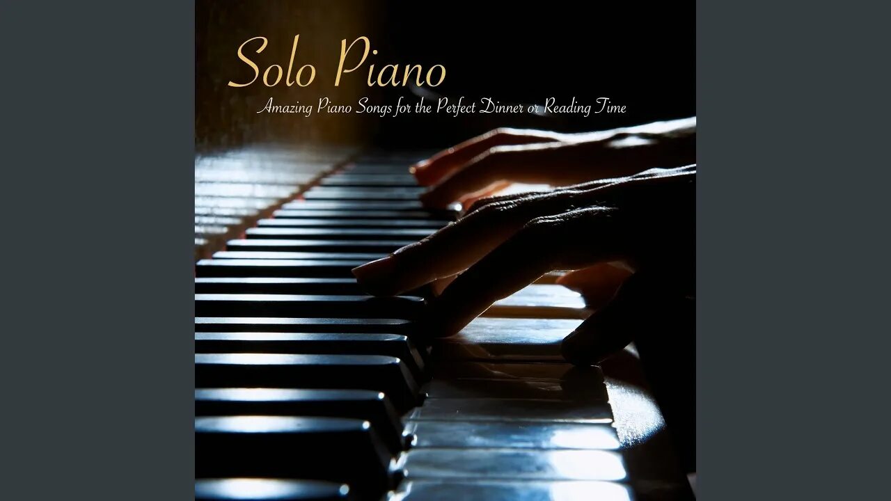 She play the piano at night. Девушка занимается музыкой. Девушка на рояле. Девушка и пианино. Играть на пианино.