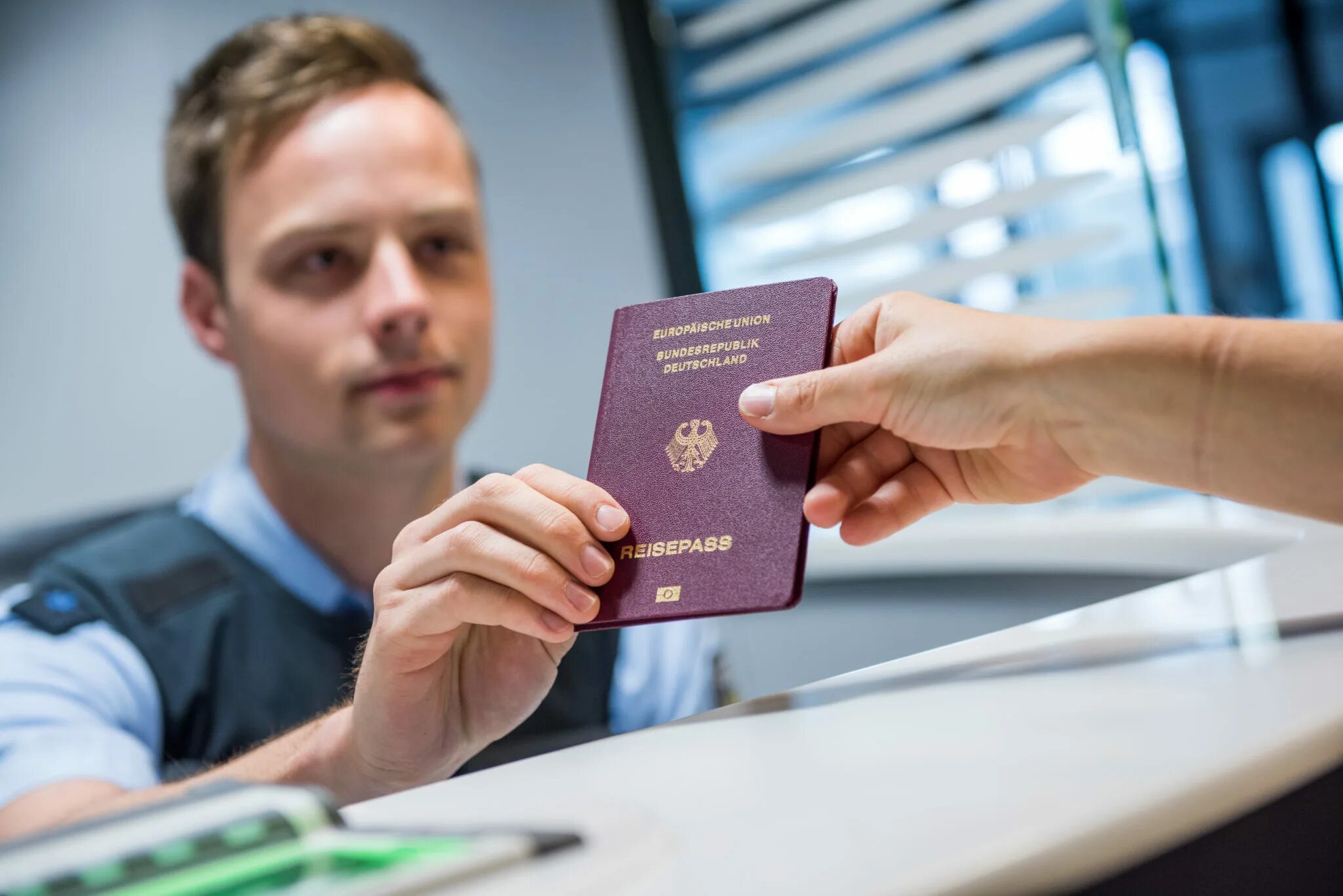 Граждане получившие гражданство. Двойное гражданство. Иностранные граждане. Иностранное гражданство. Паспорт Германии.