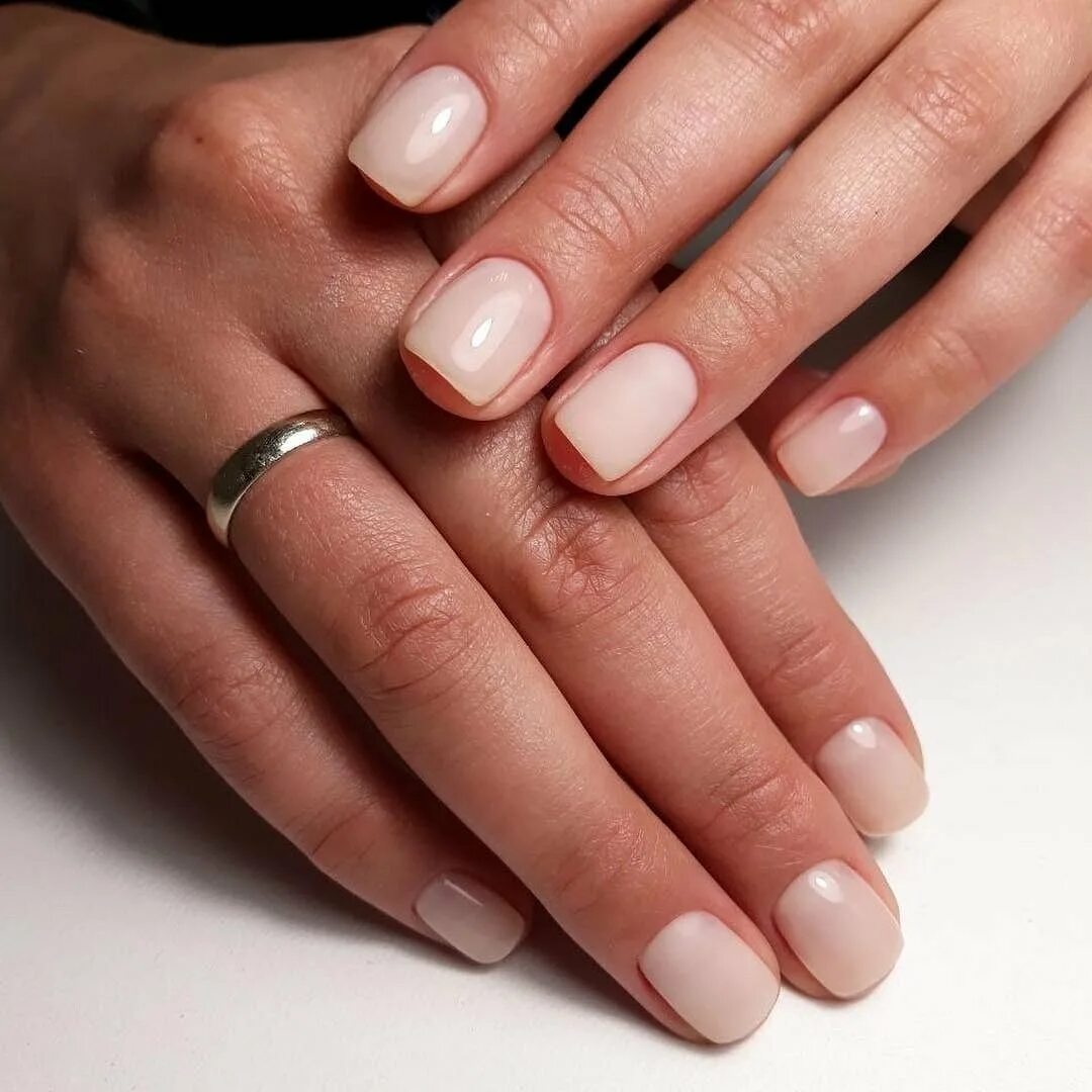 нюдовый маникюр 2022 мягкий квадрат. тонкий френч. маникюр на квадратные ногти. маникюр на короткие ногти квадратной формы 2024. мягкий квадрат форма ногтей.