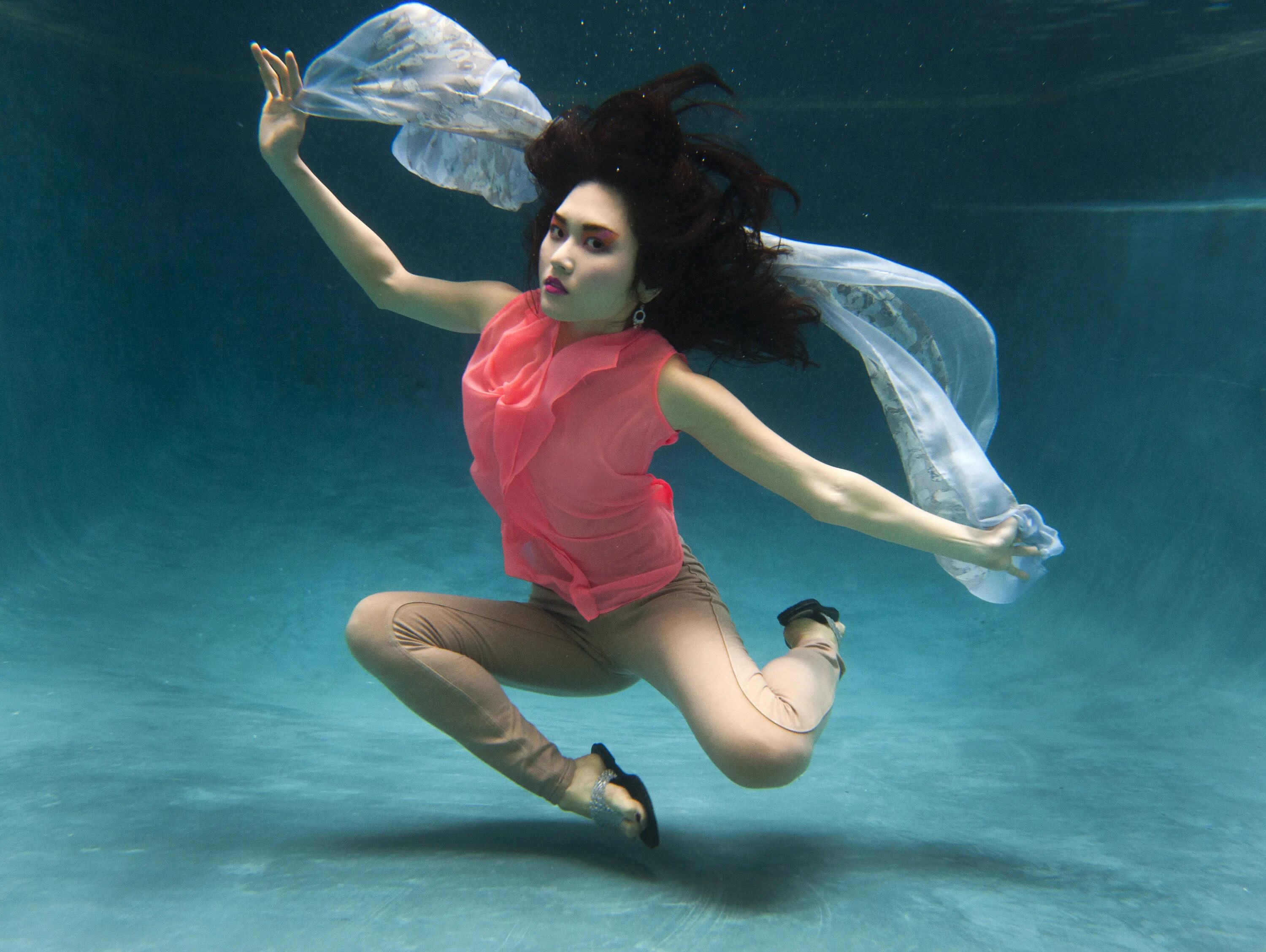Девчонки под. Саша Калис. Девушка под водой. Девушка в платье под водой. Фотосессия под водой.