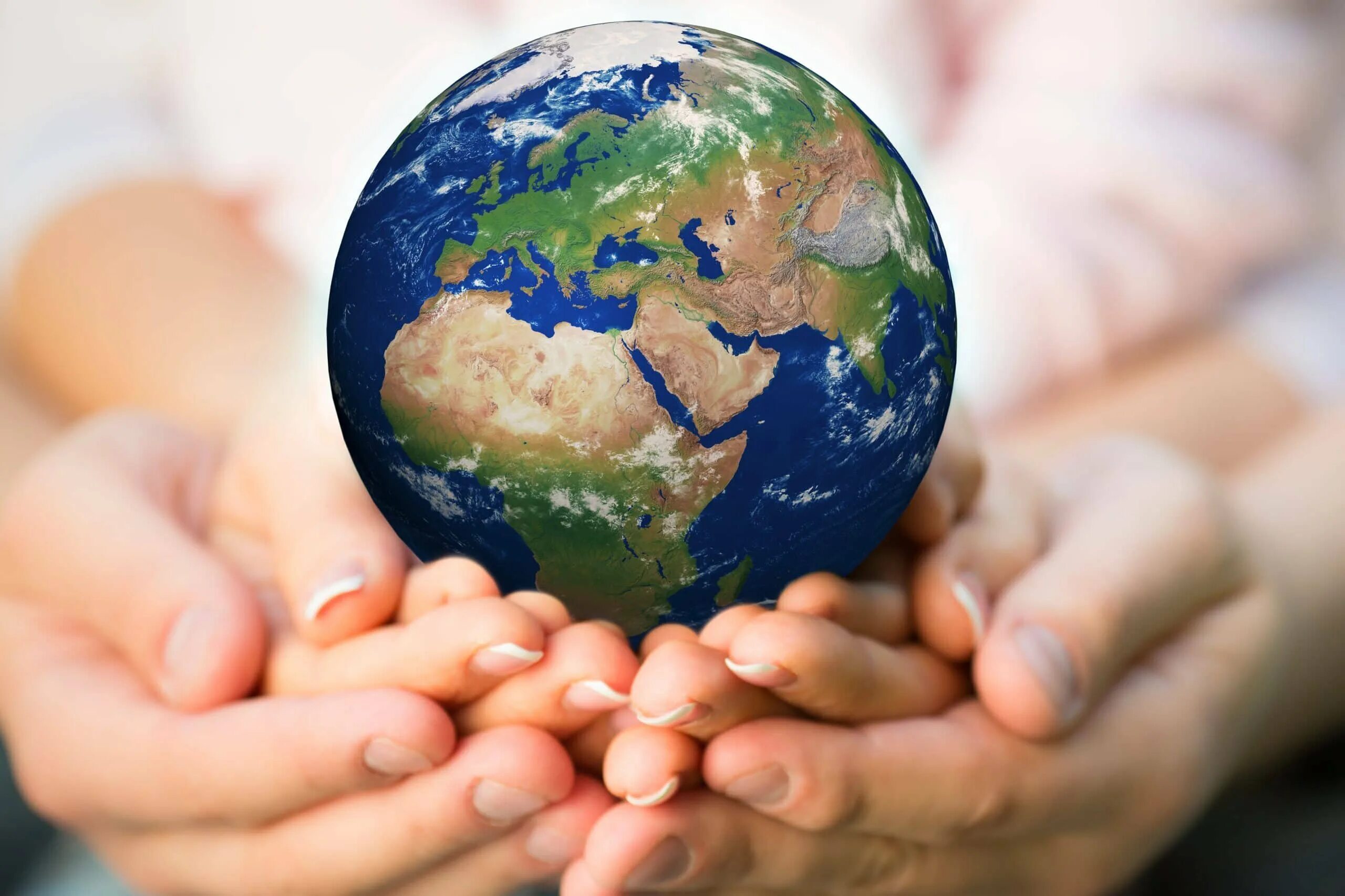 Главное мир на планете. Земной шар в руках. Земля в руках. Планета земля в руках. Планета в руках.