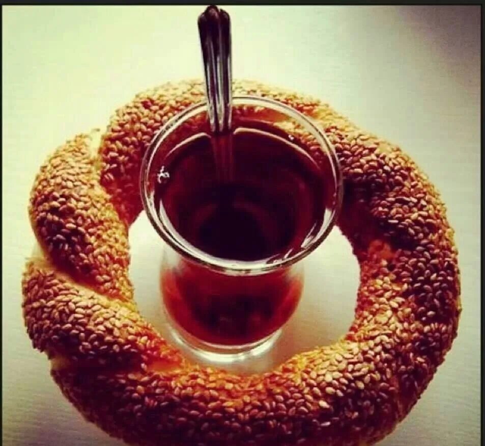 Доброе утро картинки на турецком языке мужчине. Кофе с бубликами. Доброе утро Бублик. Кофе по-турецки и симит. Турецкий Бублик и кофе.